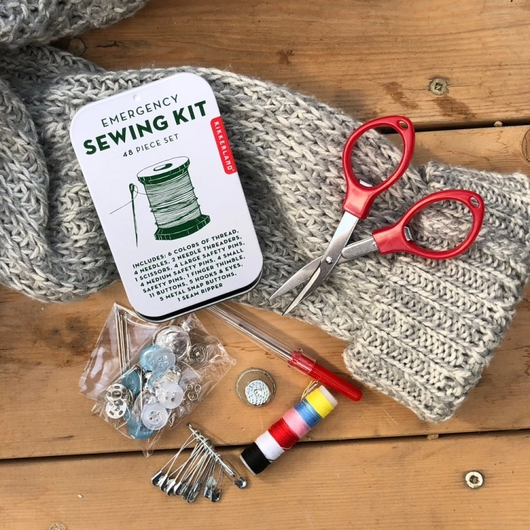 KIKKERLAND EMERGENCY SEWING KIT